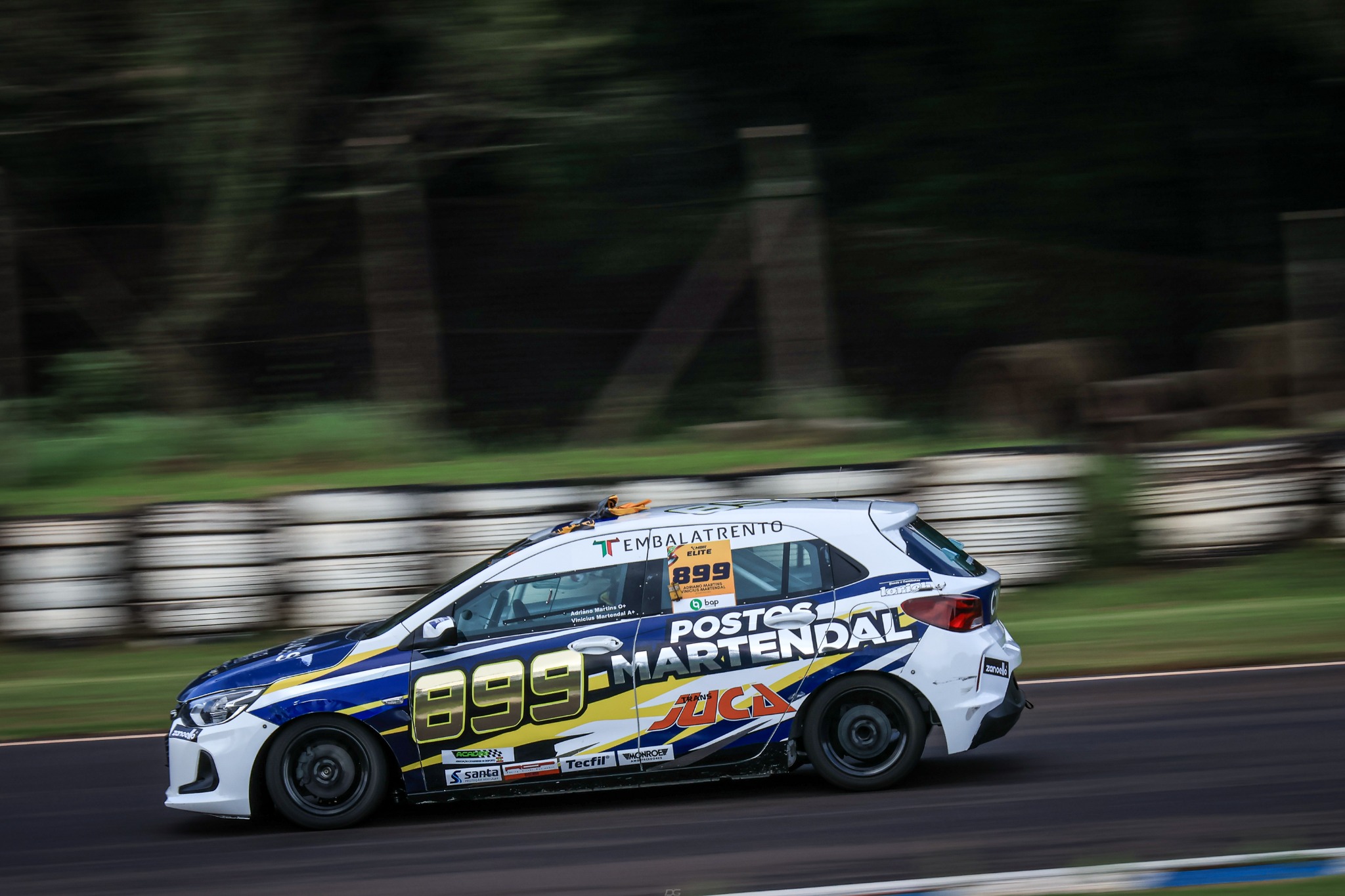 Carro de competição em pista